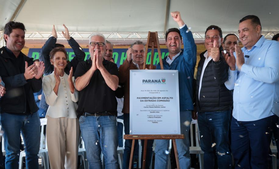 pessoas comemorando a pavimentação que liga distrito de Cianorte a Jussara