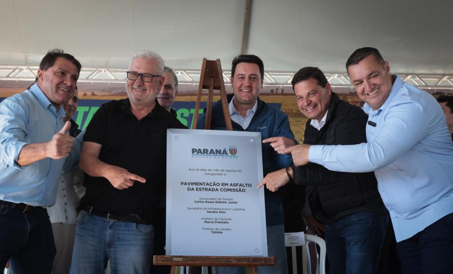 pessoas comemorando a pavimentação que liga distrito de Cianorte a Jussara