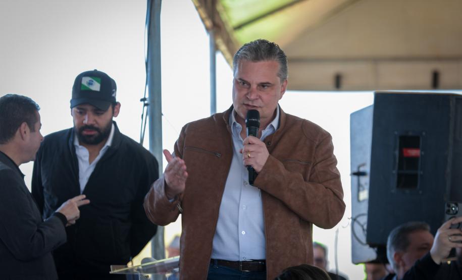 pessoas comemorando a pavimentação que liga distrito de Cianorte a Jussara