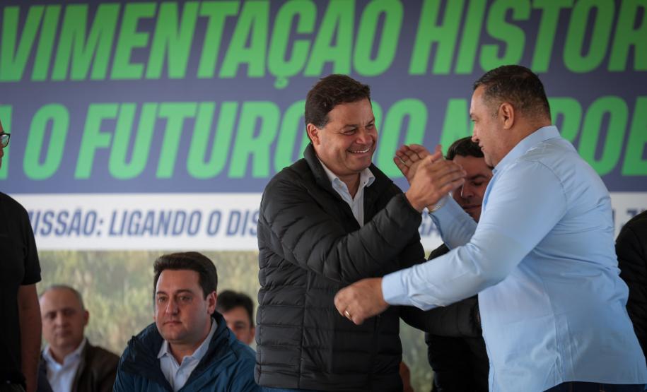 pessoas comemorando a pavimentação que liga distrito de Cianorte a Jussara