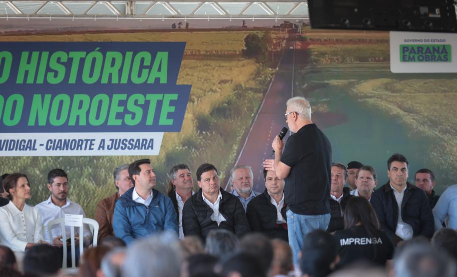 pessoas comemorando a pavimentação que liga distrito de Cianorte a Jussara