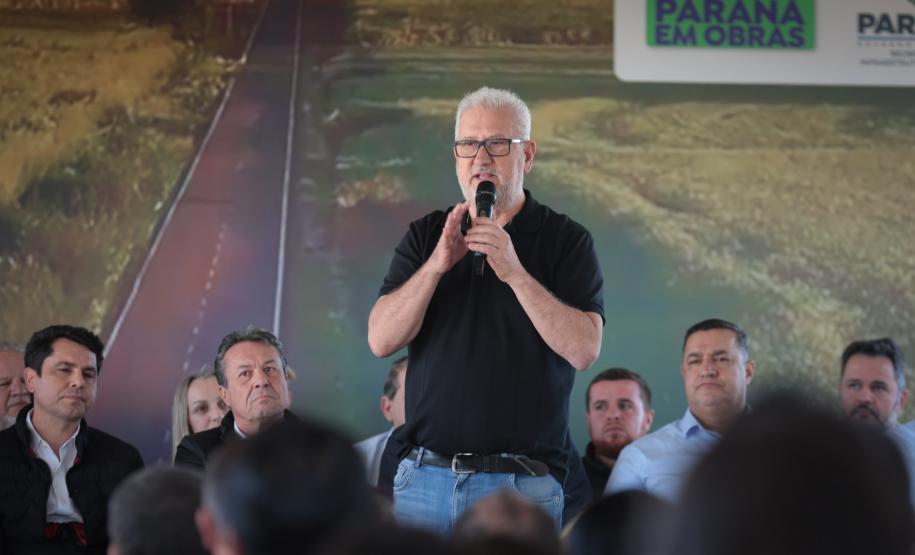 pessoas comemorando a pavimentação que liga distrito de Cianorte a Jussara