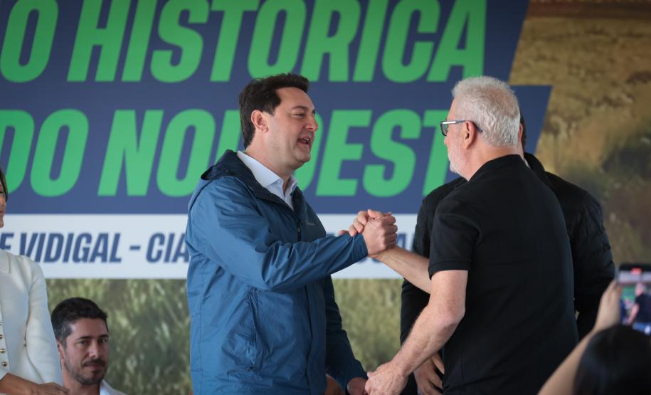 pessoas comemorando a pavimentação que liga distrito de Cianorte a Jussara