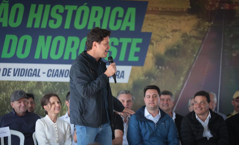 pessoas comemorando a pavimentação que liga distrito de Cianorte a Jussara