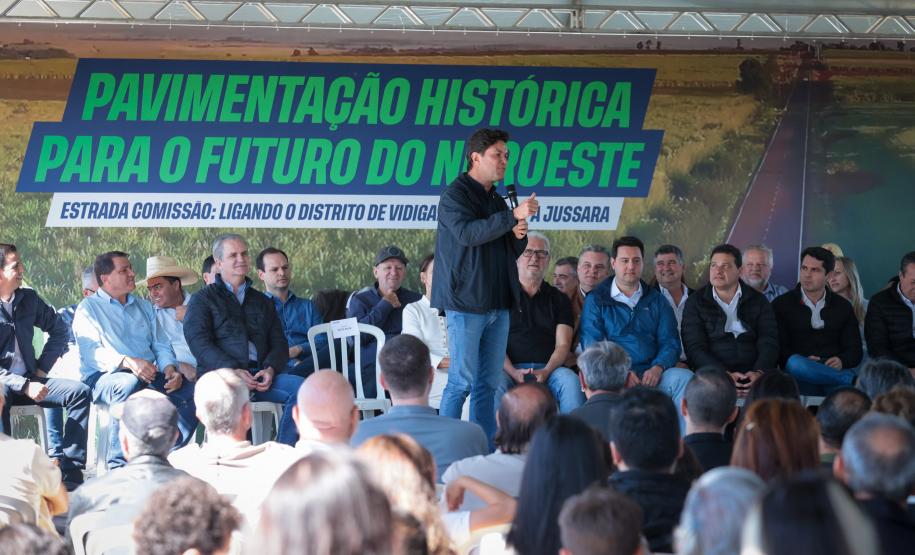 pessoas comemorando a pavimentação que liga distrito de Cianorte a Jussara