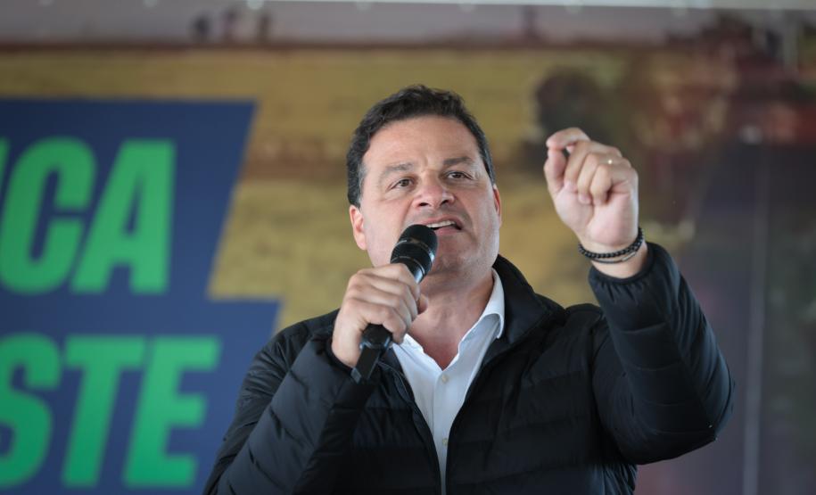 pessoas comemorando a pavimentação que liga distrito de Cianorte a Jussara