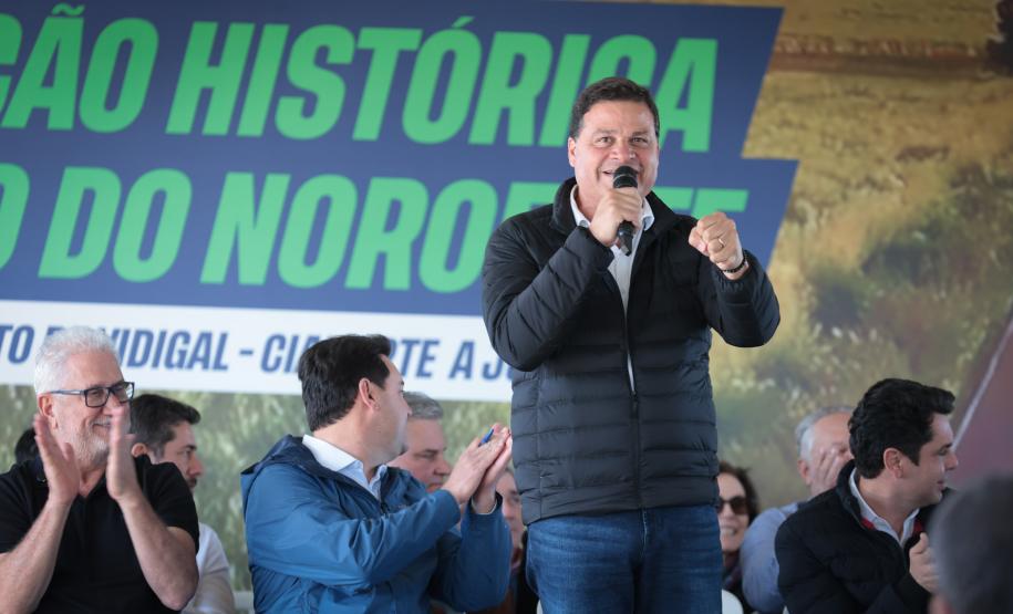 pessoas comemorando a pavimentação que liga distrito de Cianorte a Jussara