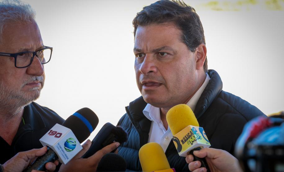 pessoas comemorando a pavimentação que liga distrito de Cianorte a Jussara