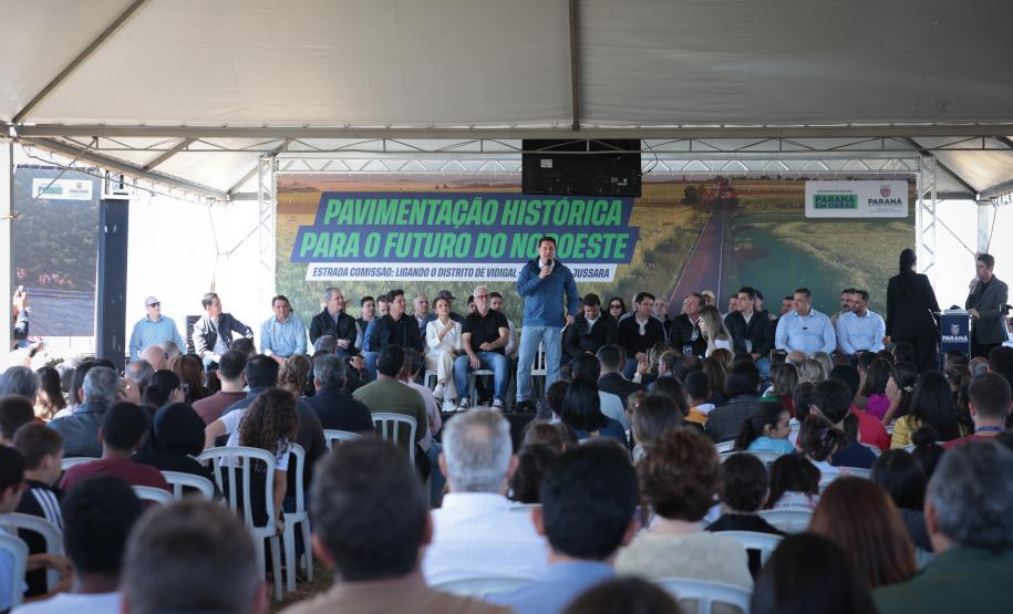 pessoas comemorando a pavimentação que liga distrito de Cianorte a Jussara