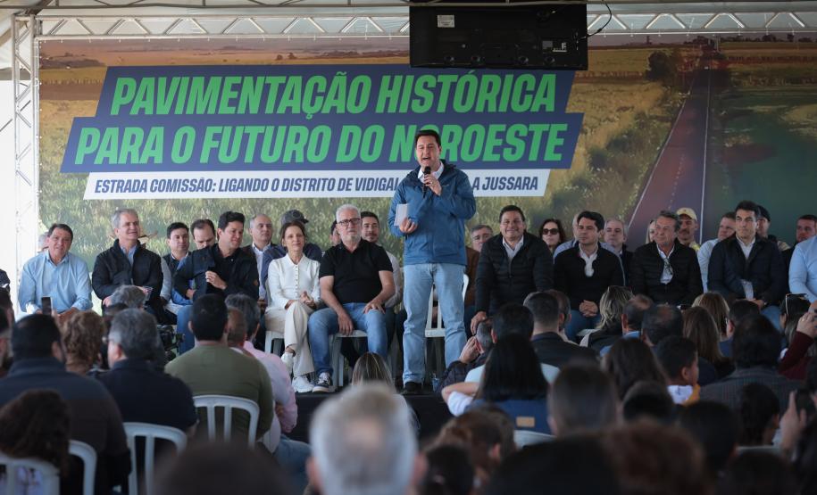 pessoas comemorando a pavimentação que liga distrito de Cianorte a Jussara