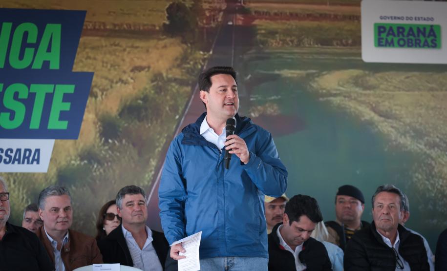 pessoas comemorando a pavimentação que liga distrito de Cianorte a Jussara