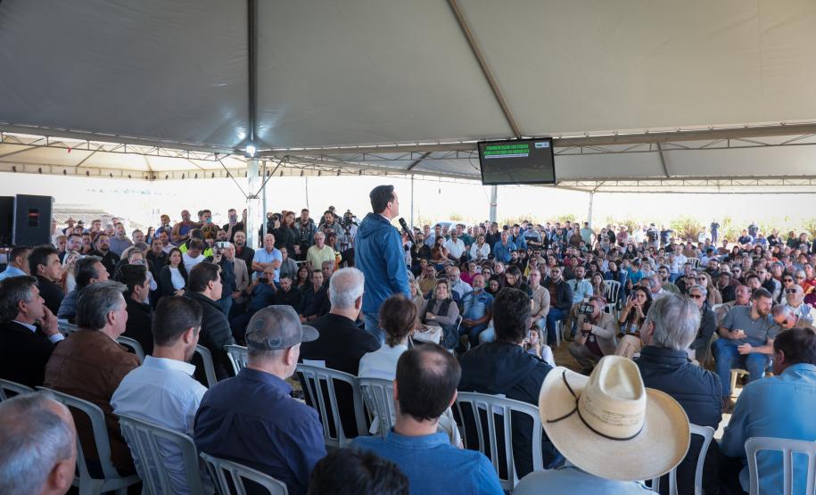 pessoas comemorando a pavimentação que liga distrito de Cianorte a Jussara
