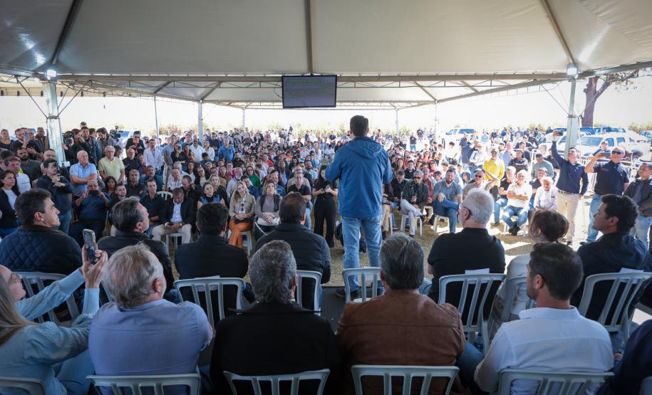 pessoas comemorando a pavimentação que liga distrito de Cianorte a Jussara
