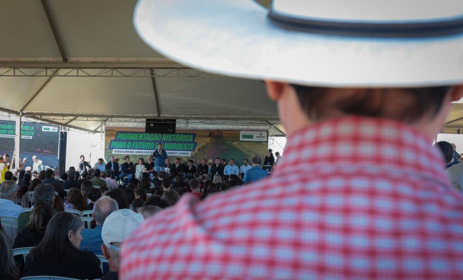 pessoas comemorando a pavimentação que liga distrito de Cianorte a Jussara