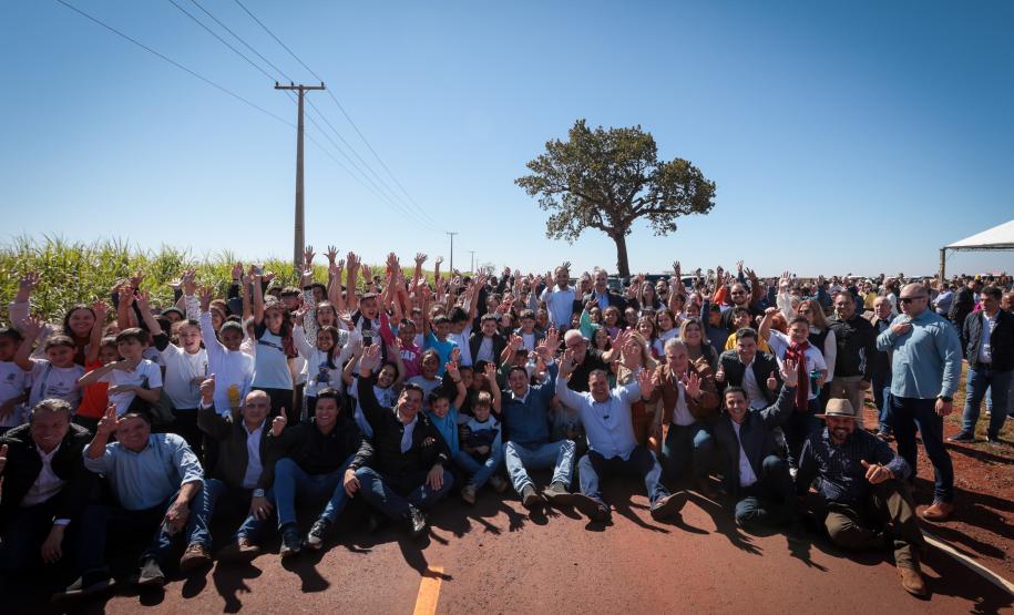 pessoas comemorando a pavimentação que liga distrito de Cianorte a Jussara