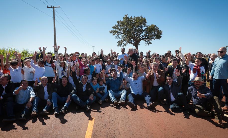 pessoas comemorando a pavimentação que liga distrito de Cianorte a Jussara