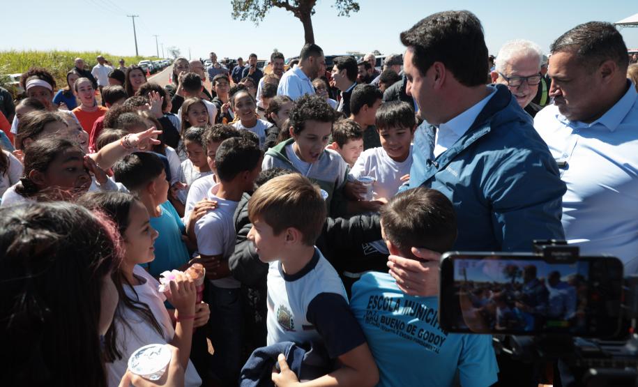 pessoas comemorando a pavimentação que liga distrito de Cianorte a Jussara