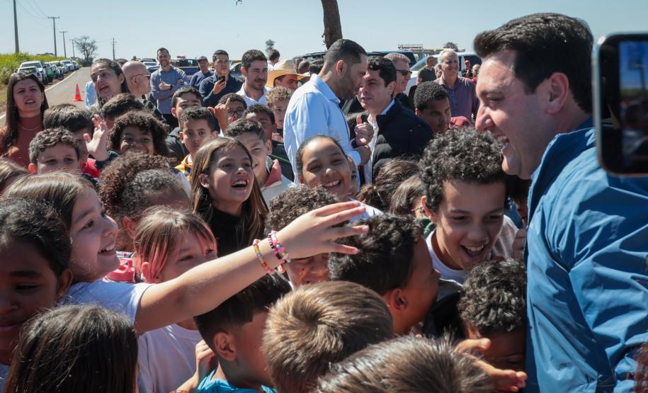 pessoas comemorando a pavimentação que liga distrito de Cianorte a Jussara