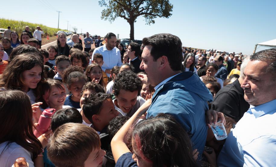 pessoas comemorando a pavimentação que liga distrito de Cianorte a Jussara