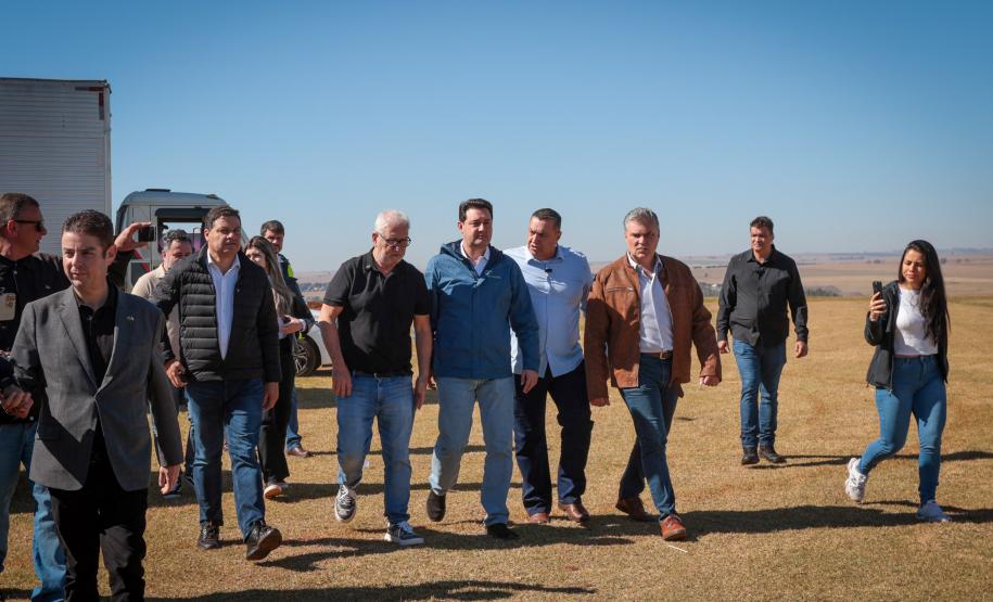 pessoas comemorando a pavimentação que liga distrito de Cianorte a Jussara