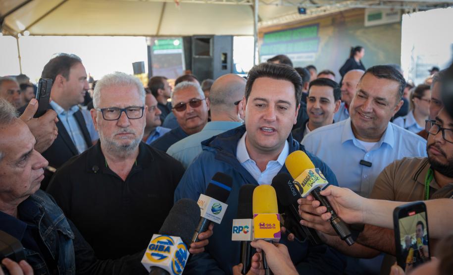 pessoas comemorando a pavimentação que liga distrito de Cianorte a Jussara