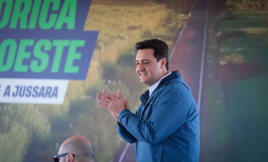 pessoas comemorando a pavimentação que liga distrito de Cianorte a Jussara