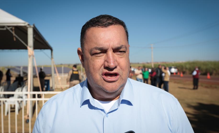 pessoas comemorando a pavimentação que liga distrito de Cianorte a Jussara