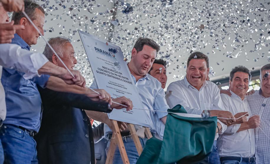 Pessoas comemorando entrega pavimentação em concreto da PR-180