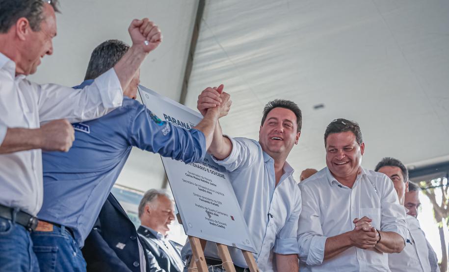 Pessoas comemorando entrega pavimentação em concreto da PR-180