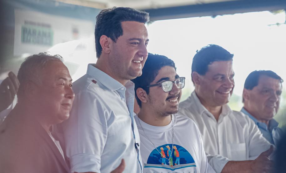 Pessoas comemorando entrega pavimentação em concreto da PR-180