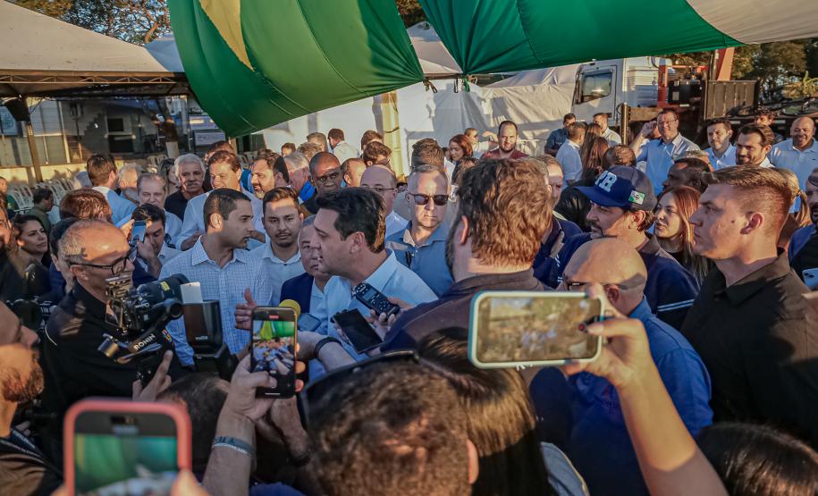 Pessoas comemorando entrega pavimentação em concreto da PR-180