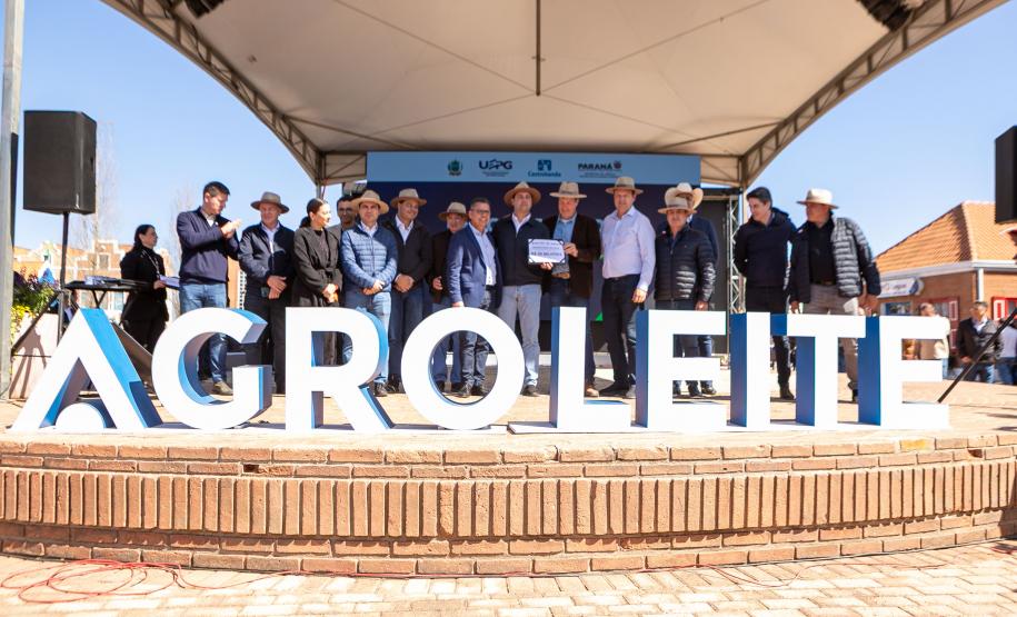 pessoas comemorando conclusão da pavimentação de Castro