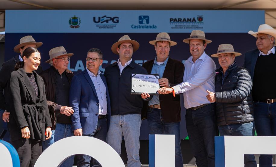 pessoas comemorando conclusão da pavimentação de Castro