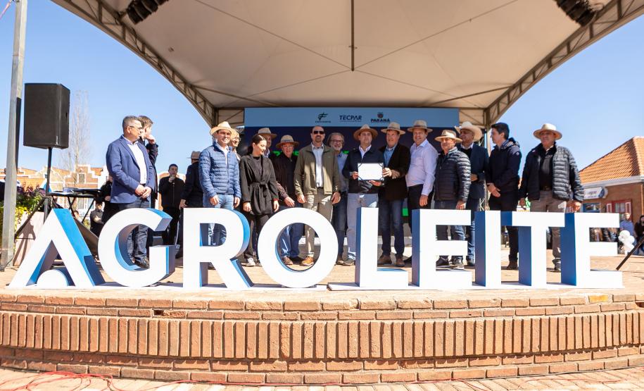 pessoas comemorando conclusão da pavimentação de Castro