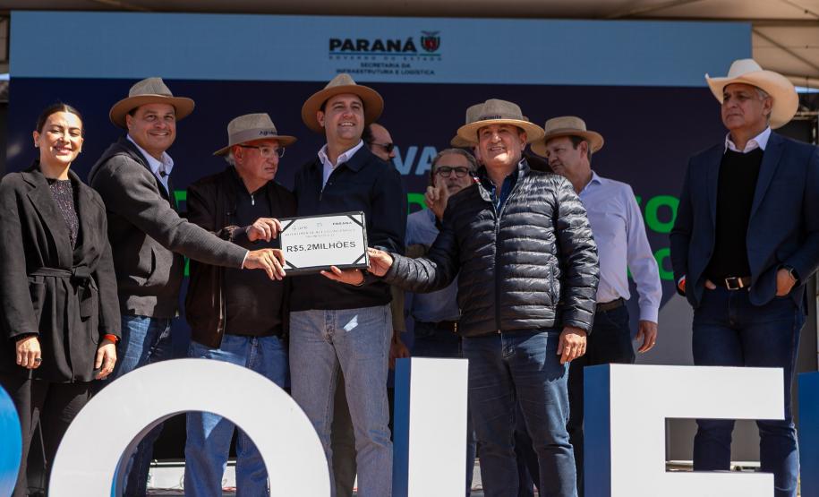 pessoas comemorando conclusão da pavimentação de Castro
