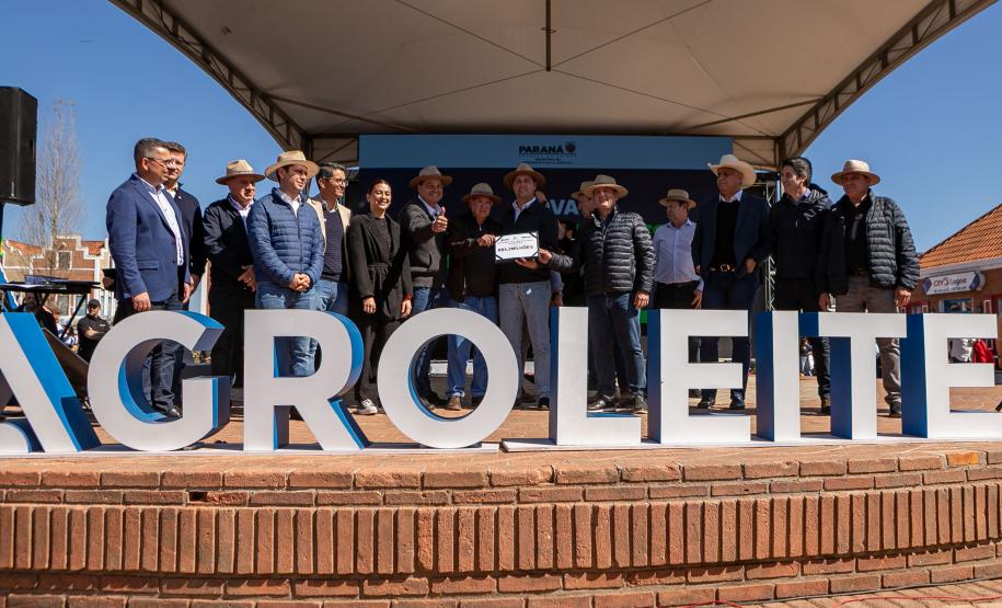 pessoas comemorando conclusão da pavimentação de Castro