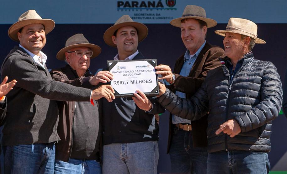 pessoas comemorando conclusão da pavimentação de Castro