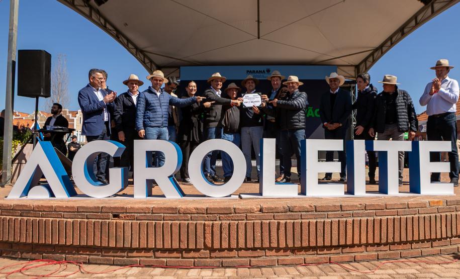 pessoas comemorando conclusão da pavimentação de Castro