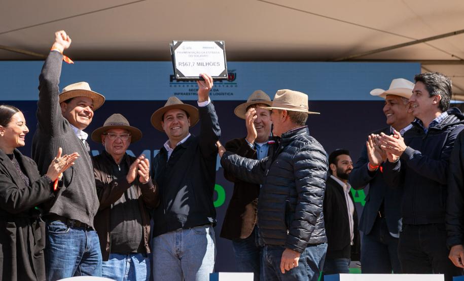 pessoas comemorando conclusão da pavimentação de Castro