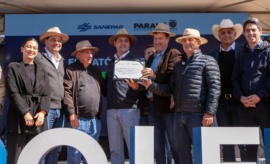 pessoas comemorando conclusão da pavimentação de Castro