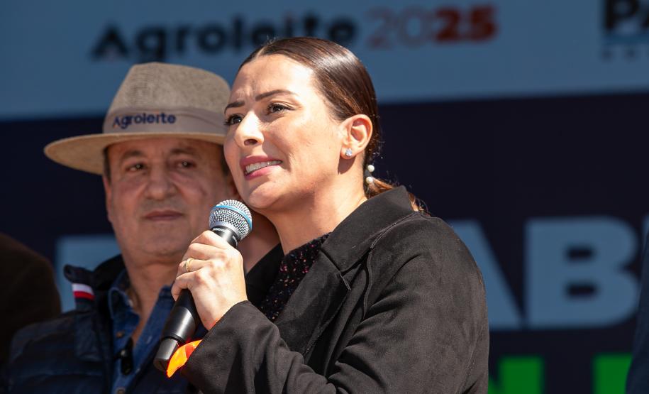 mulher falando em cima do palco