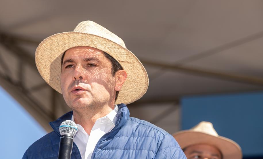 homem falando em cima do palco