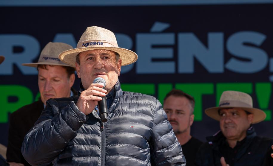 homem falando em cima do palco