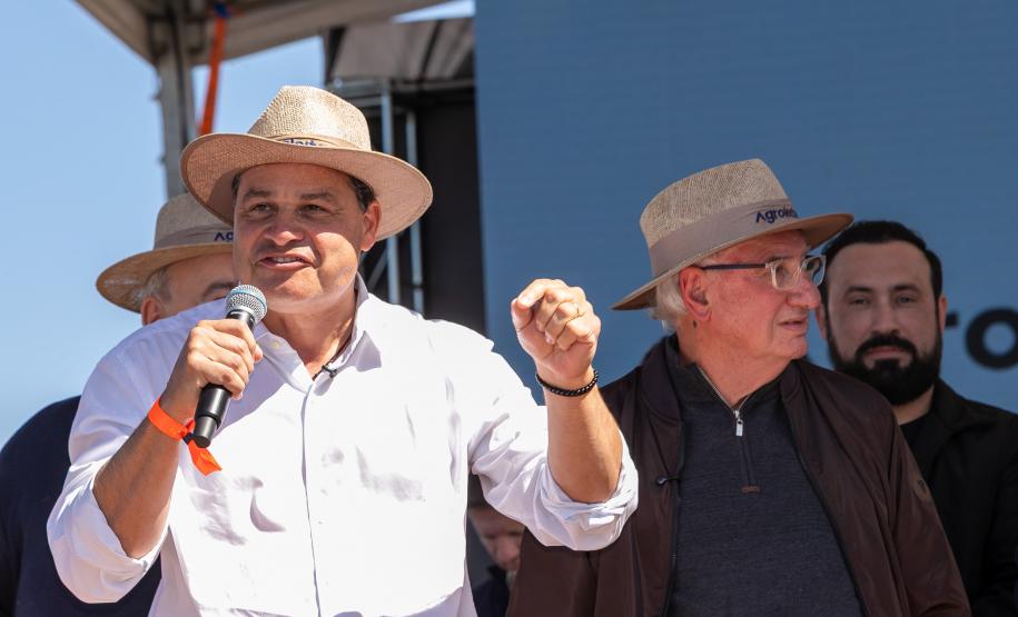 Secretario de Infraestrutura e Logística, Sandro Alex, falando em cima do palco