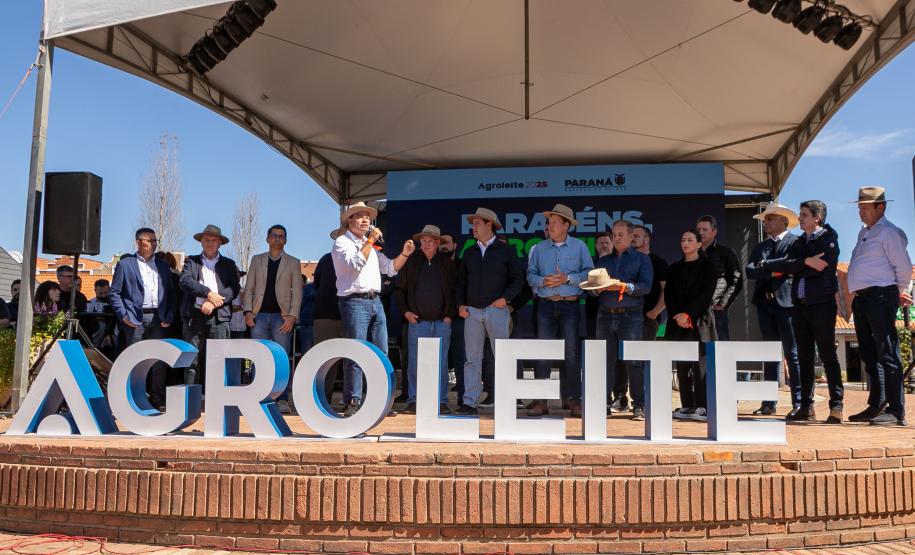 pessoas comemorando conclusão da pavimentação de Castro