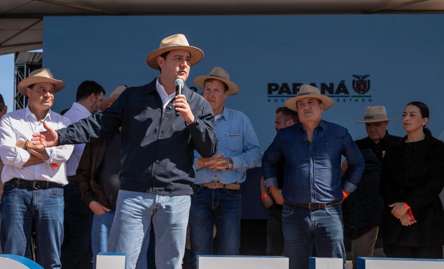 Governador, Ratinho Júnior, falando em cima do palco