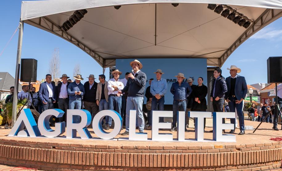 pessoas comemorando conclusão da pavimentação de Castro
