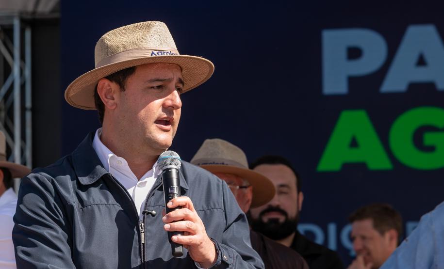 Governador, Ratinho Júnior, falando em cima do palco