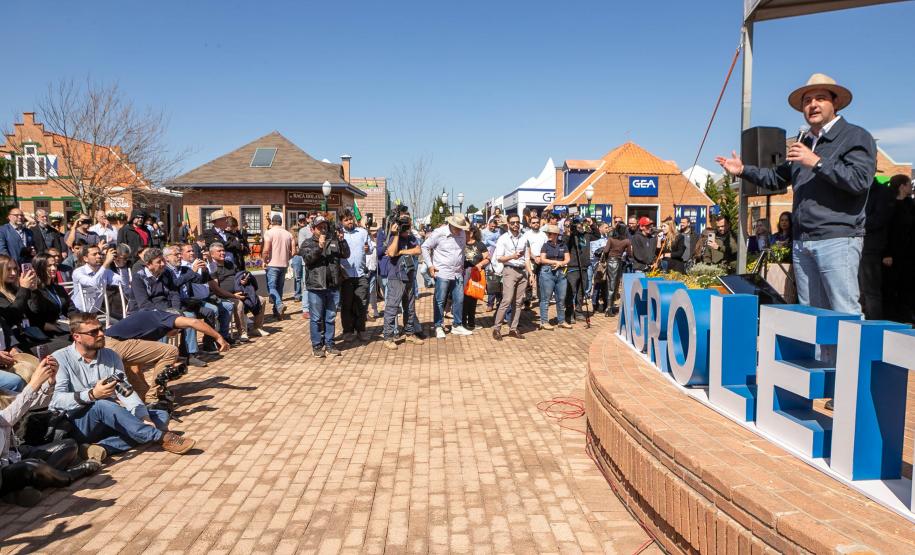 Governador, Ratinho Júnior, falando em cima do palco