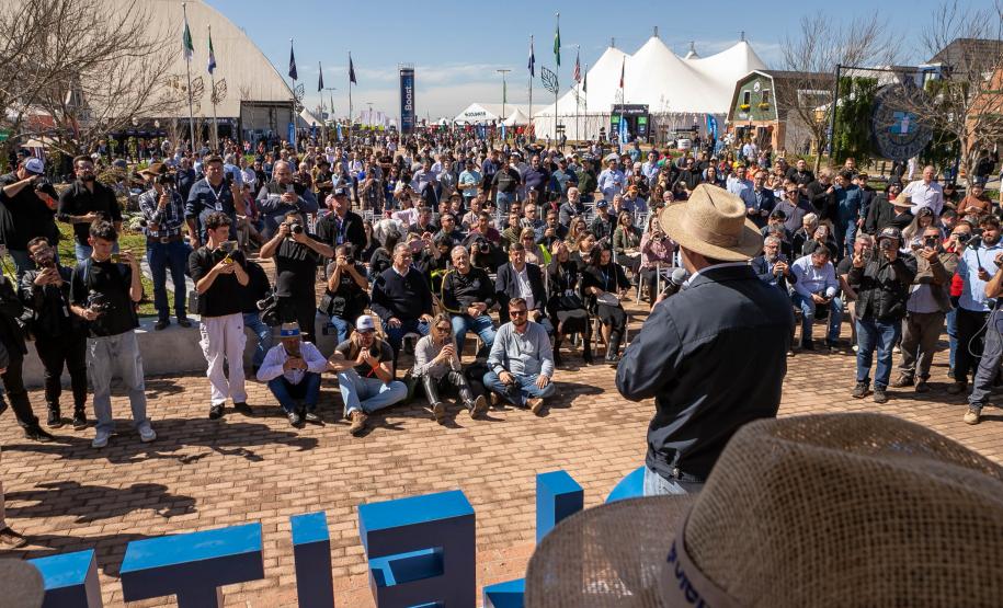 Governador, Ratinho Júnior, falando em cima do palco